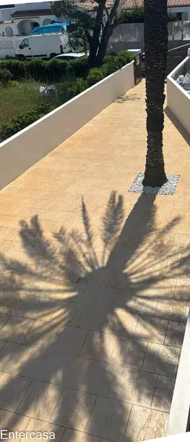 Apartamento exclusivo con piscina y parking privado, situado a pocos pasos de la playa. Una vivienda ideal para disfrutar de la comodidad, el descanso