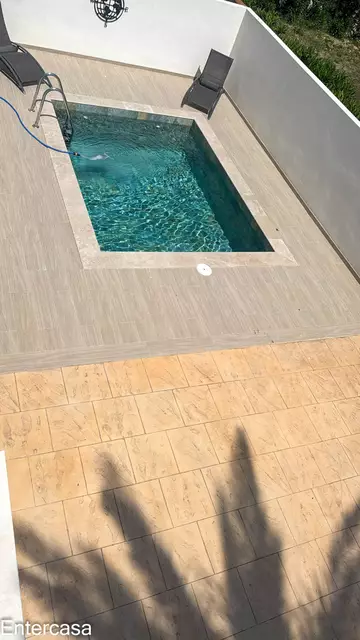 Apartamento exclusivo con piscina y parking privado, situado a pocos pasos de la playa. Una vivienda ideal para disfrutar de la comodidad, el descanso