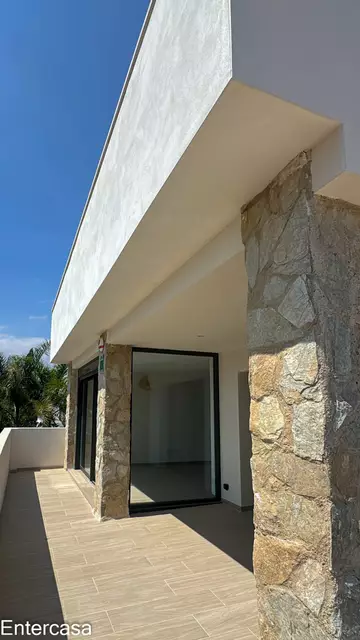 Apartamento exclusivo con piscina y parking privado, situado a pocos pasos de la playa. Una vivienda ideal para disfrutar de la comodidad, el descanso