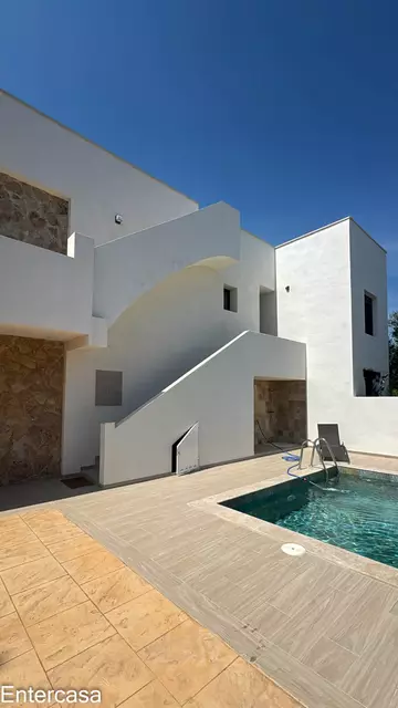 Apartamento exclusivo con piscina y parking privado, situado a pocos pasos de la playa. Una vivienda ideal para disfrutar de la comodidad, el descanso