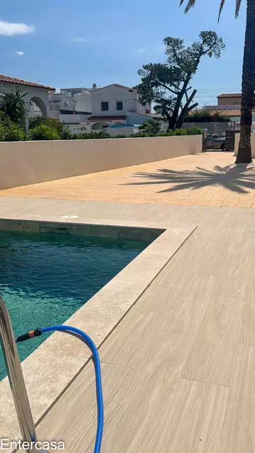 Apartamento exclusivo con piscina y parking privado, situado a pocos pasos de la playa. Una vivienda ideal para disfrutar de la comodidad, el descanso
