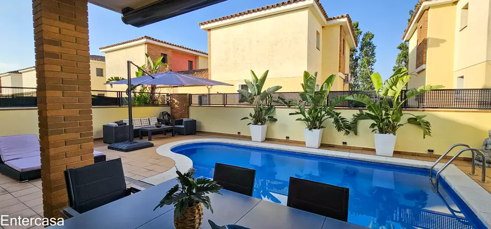 Casa apareada con Piscina y Garaje en Empuriabrava