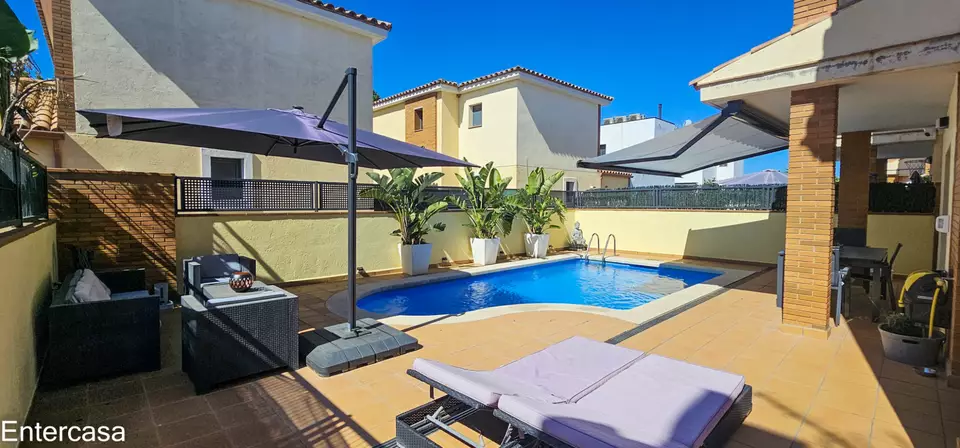Casa apareada con Piscina y Garaje en Empuriabrava