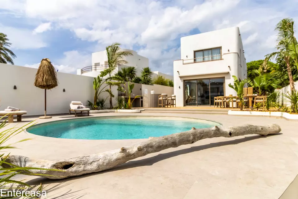 Villa moderna en construcción, diseño contemporáneo en el corazón de Empuriabrava. ¡Tu hogar de ensueño te espera!
