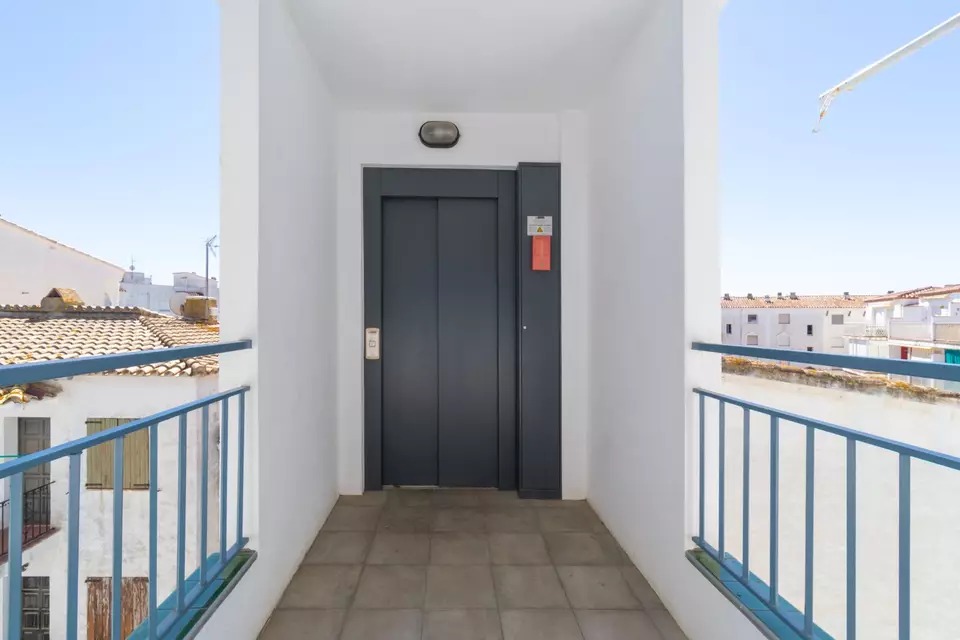 Apartamento de 2 habitaciones con una gran terraza a 5 min de la playa en Empuriabrava