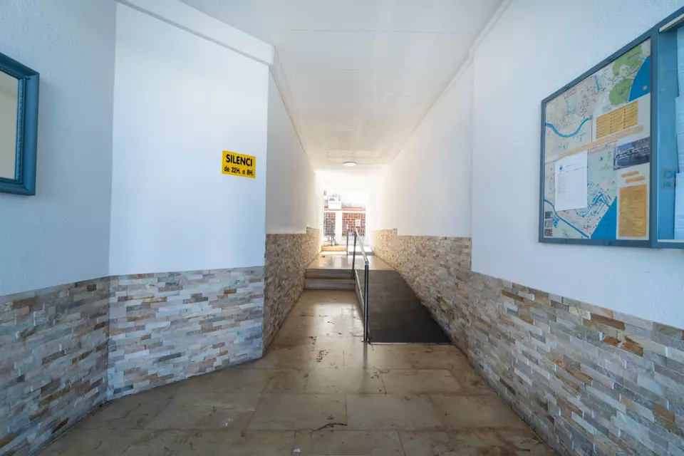 Apartamento de 2 habitaciones con una gran terraza a 5 min de la playa en Empuriabrava