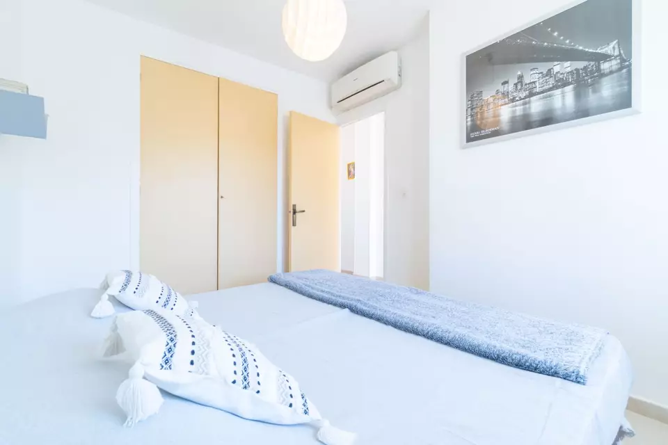 Apartamento de 2 habitaciones con una gran terraza a 5 min de la playa en Empuriabrava