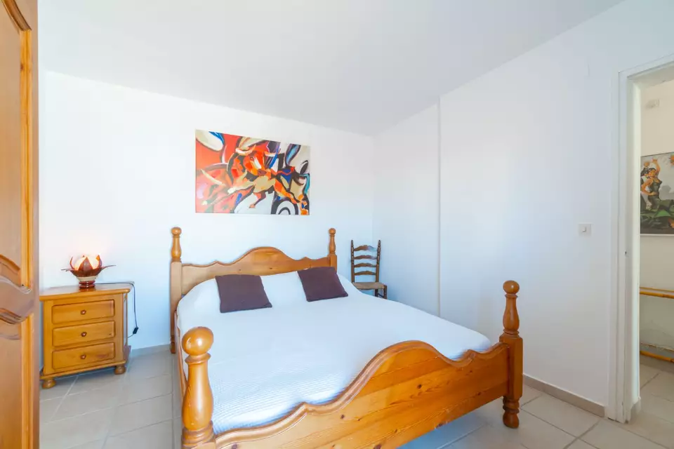 Apartamento de 2 habitaciones con una gran terraza a 5 min de la playa en Empuriabrava