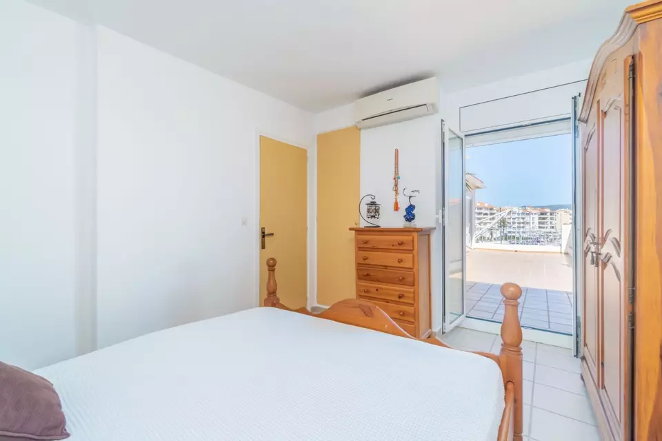 Apartamento de 2 habitaciones con una gran terraza a 5 min de la playa en Empuriabrava