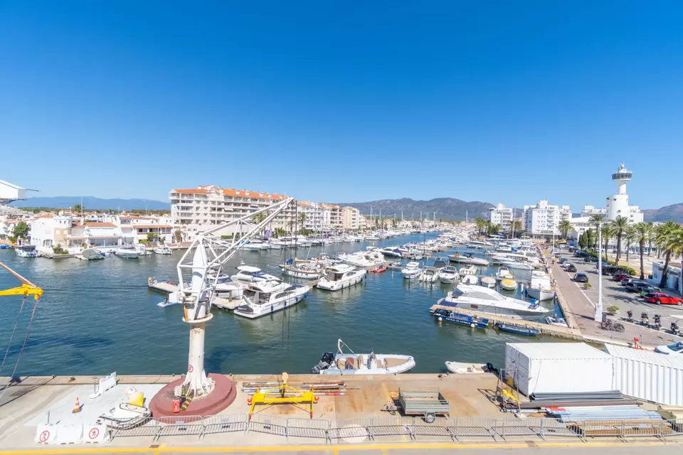 Apartamento de 2 habitaciones con una gran terraza a 5 min de la playa en Empuriabrava