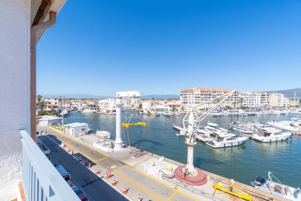 Apartamento de 2 habitaciones con una gran terraza a 5 min de la playa en Empuriabrava
