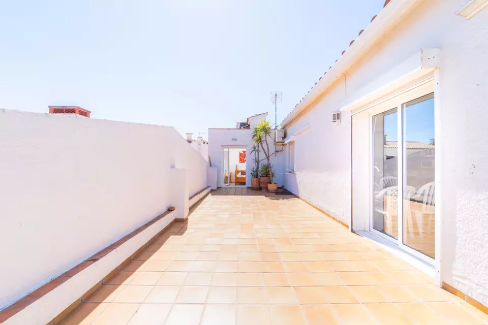 Apartamento de 2 habitaciones con una gran terraza a 5 min de la playa en Empuriabrava