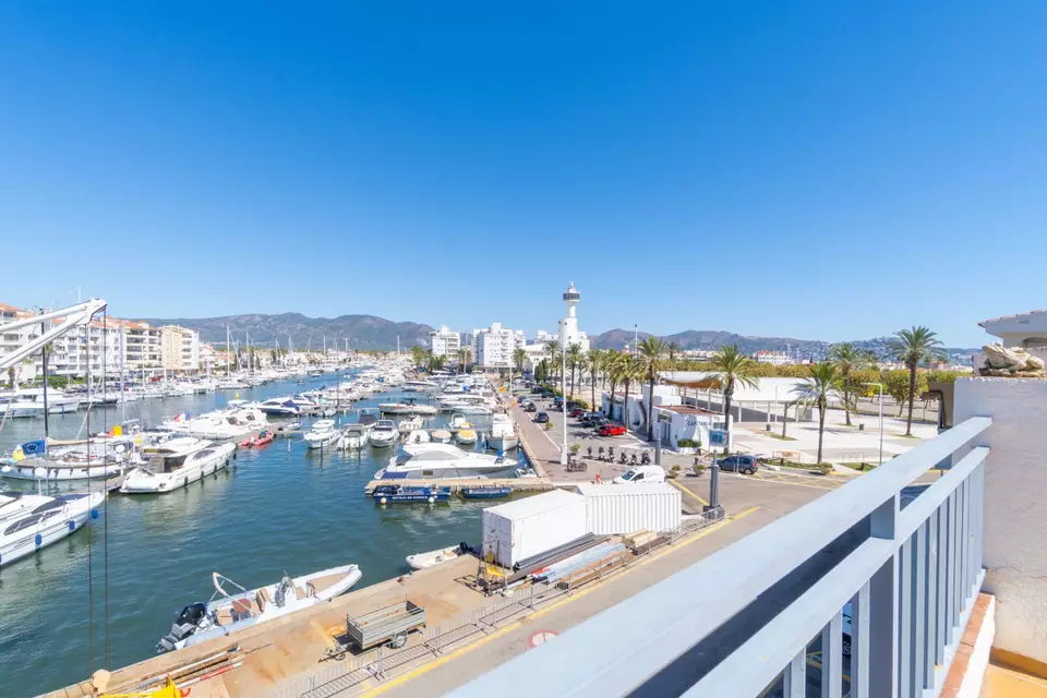 Apartamento de 2 habitaciones con una gran terraza a 5 min de la playa en Empuriabrava