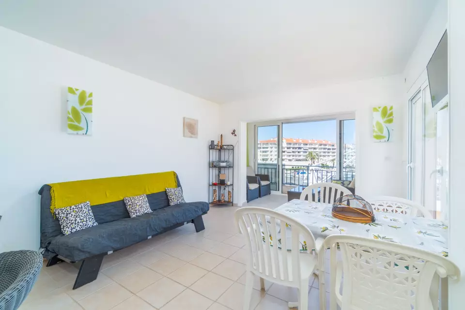 Apartamento de 2 habitaciones con una gran terraza a 5 min de la playa en Empuriabrava
