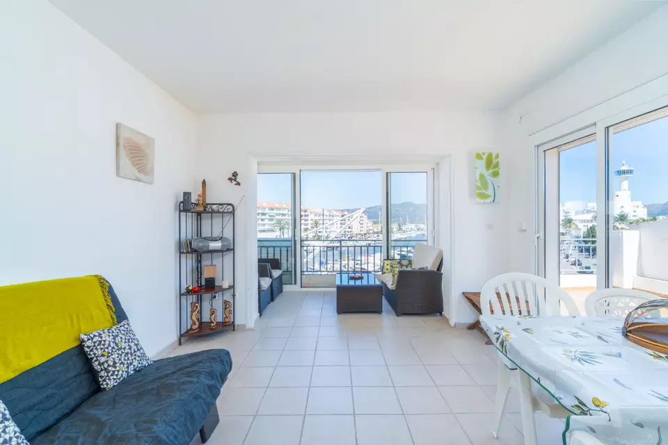 Apartamento de 2 habitaciones con una gran terraza a 5 min de la playa en Empuriabrava