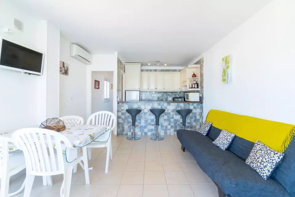Apartamento de 2 habitaciones con una gran terraza a 5 min de la playa en Empuriabrava