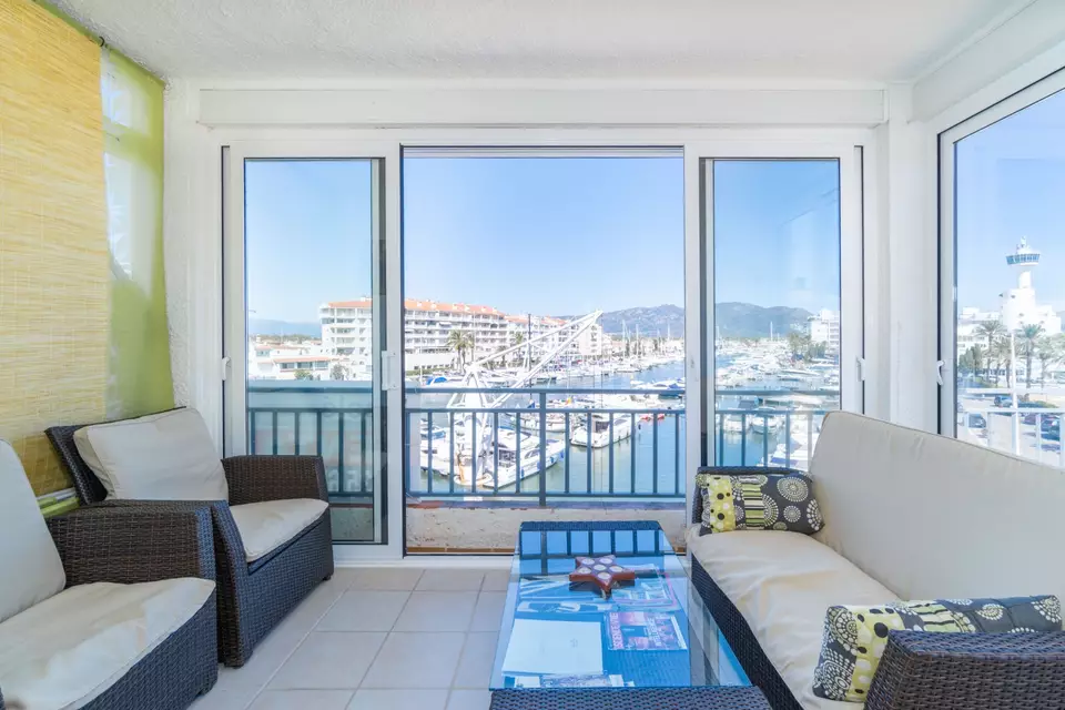 Apartamento de 2 habitaciones con una gran terraza a 5 min de la playa en Empuriabrava
