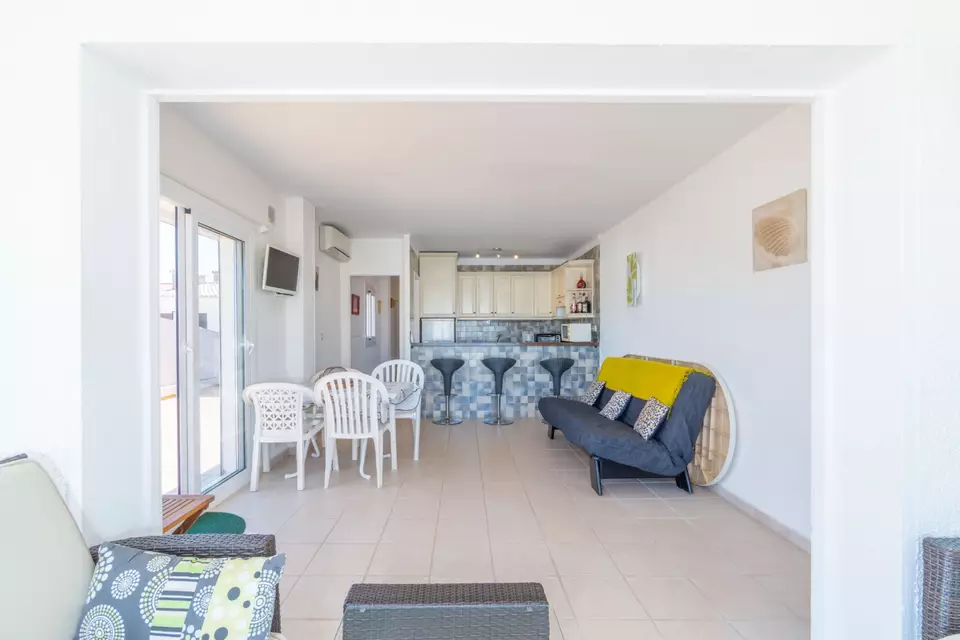 Apartamento de 2 habitaciones con una gran terraza a 5 min de la playa en Empuriabrava