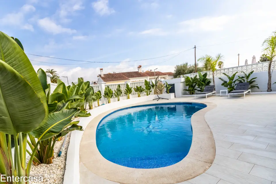 Encantadora casa en Sector Alberes, con piscina privada y garaje. ¡Tu oasis te espera!