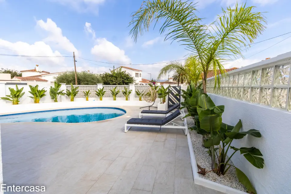 Encantadora casa en Sector Alberes, con piscina privada y garaje. ¡Tu oasis te espera!