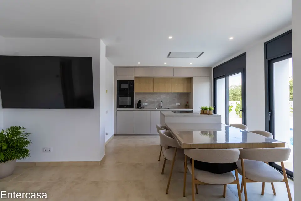 Encantadora casa en Sector Alberes, con piscina privada y garaje. ¡Tu oasis te espera!