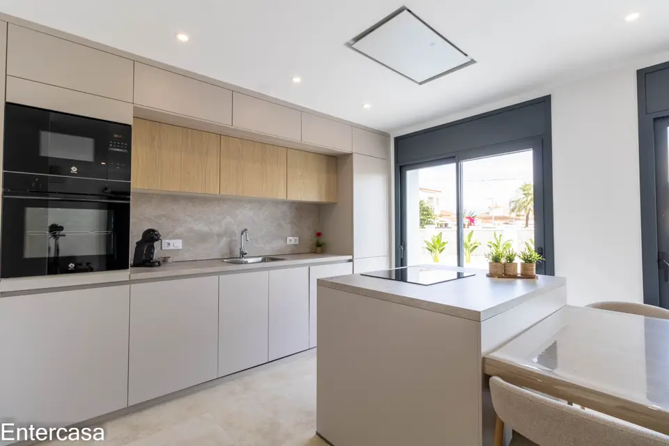 Encantadora casa en Sector Alberes, con piscina privada y garaje. ¡Tu oasis te espera!