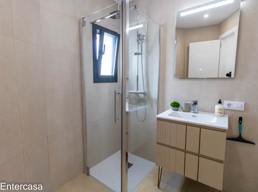 Encantadora casa en Sector Alberes, con piscina privada y garaje. ¡Tu oasis te espera!