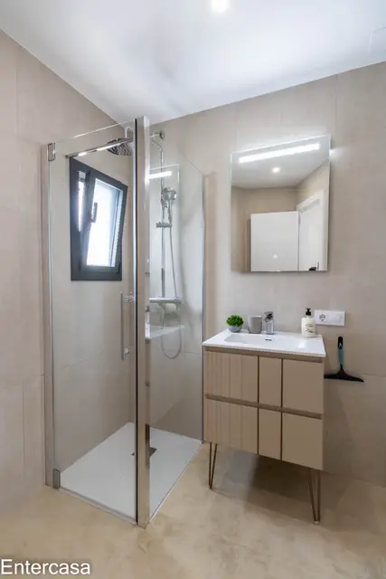 Encantadora casa en Sector Alberes, con piscina privada y garaje. ¡Tu oasis te espera!