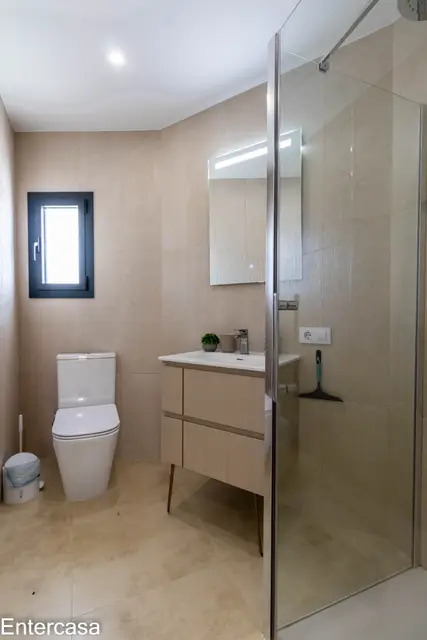 Encantadora casa en Sector Alberes, con piscina privada y garaje. ¡Tu oasis te espera!