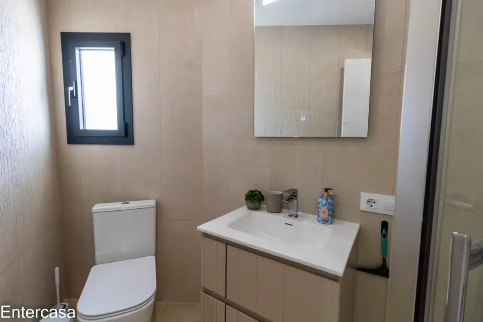 Encantadora casa en Sector Alberes, con piscina privada y garaje. ¡Tu oasis te espera!