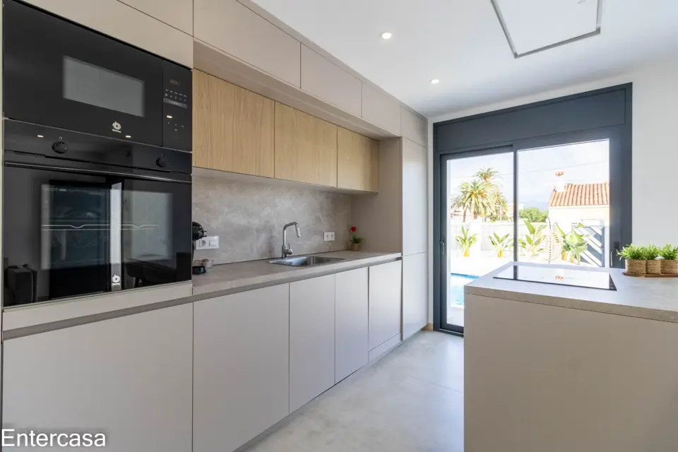Encantadora casa en Sector Alberes, con piscina privada y garaje. ¡Tu oasis te espera!