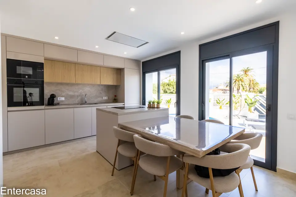 Encantadora casa en Sector Alberes, con piscina privada y garaje. ¡Tu oasis te espera!