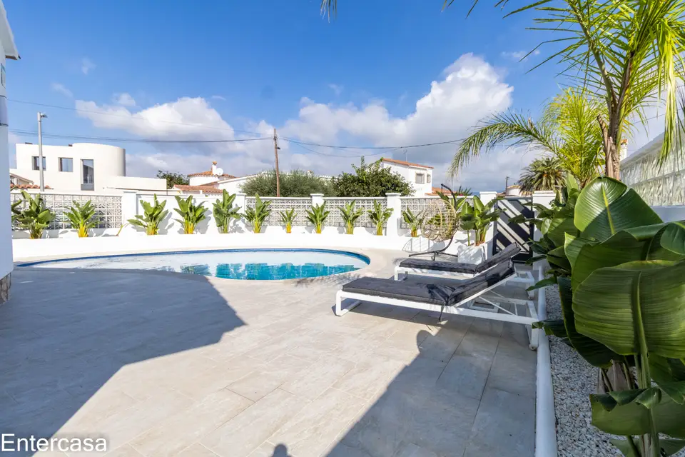 Encantadora casa en Sector Alberes, con piscina privada y garaje. ¡Tu oasis te espera!