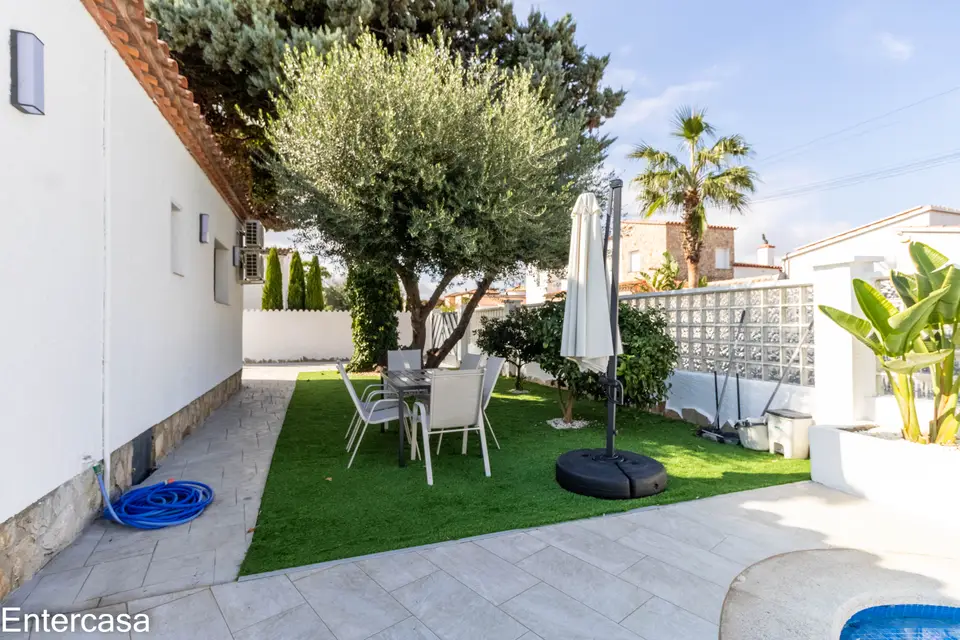 Encantadora casa en Sector Alberes, con piscina privada y garaje. ¡Tu oasis te espera!