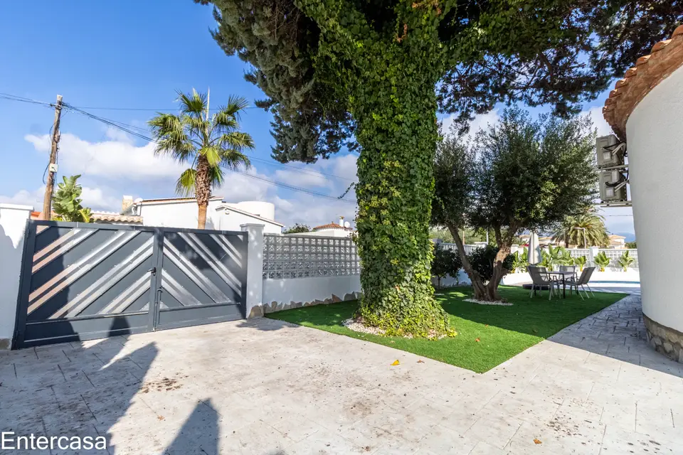 Encantadora casa en Sector Alberes, con piscina privada y garaje. ¡Tu oasis te espera!