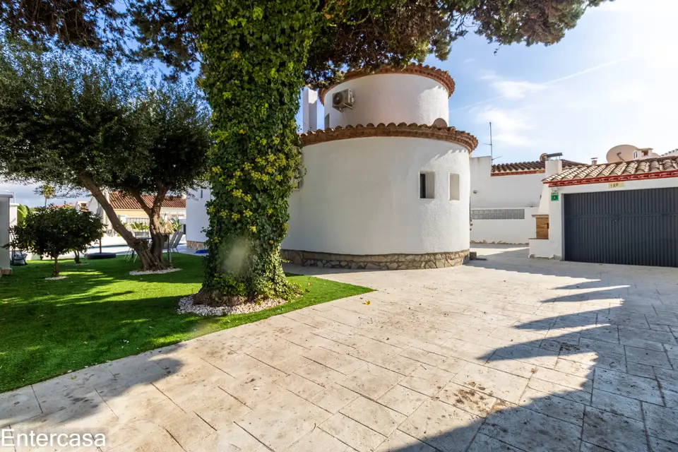 Encantadora casa en Sector Alberes, con piscina privada y garaje. ¡Tu oasis te espera!