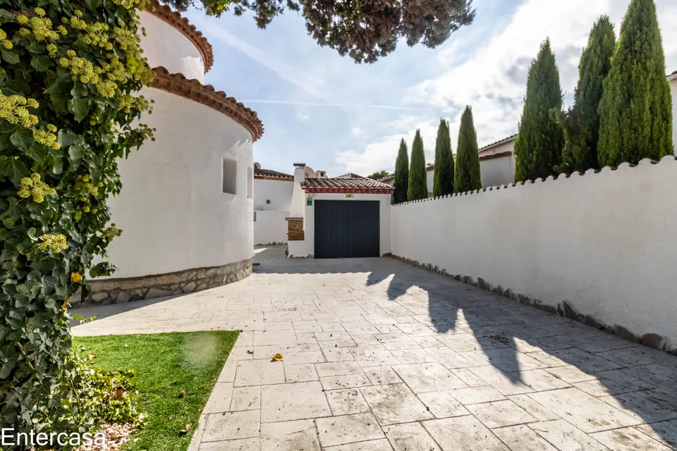 Encantadora casa en Sector Alberes, con piscina privada y garaje. ¡Tu oasis te espera!