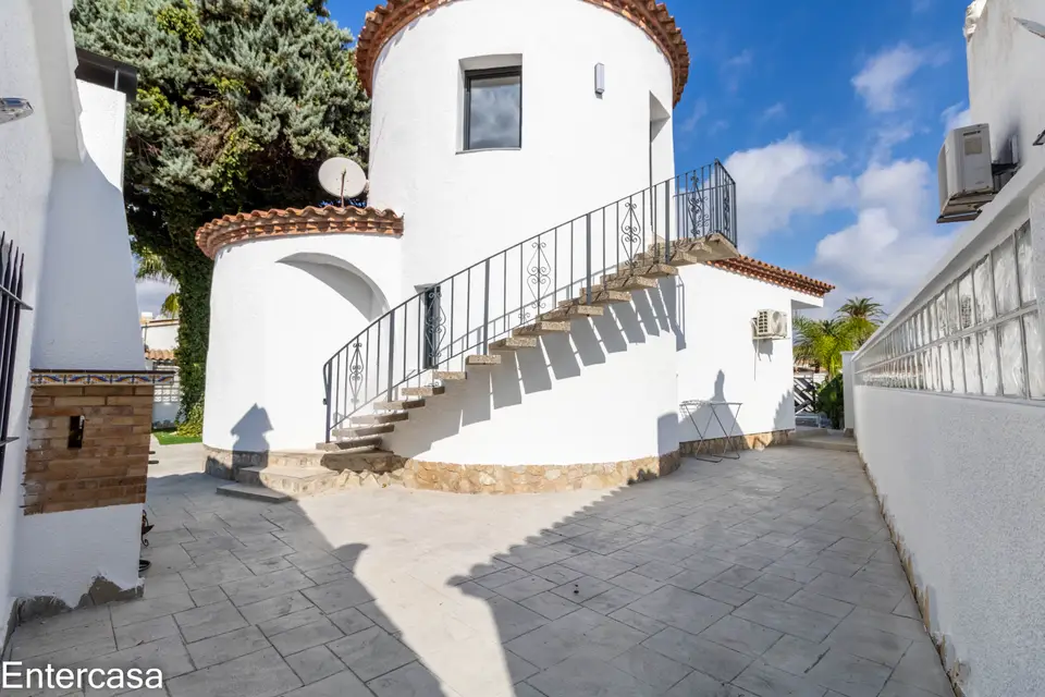 Encantadora casa en Sector Alberes, con piscina privada y garaje. ¡Tu oasis te espera!