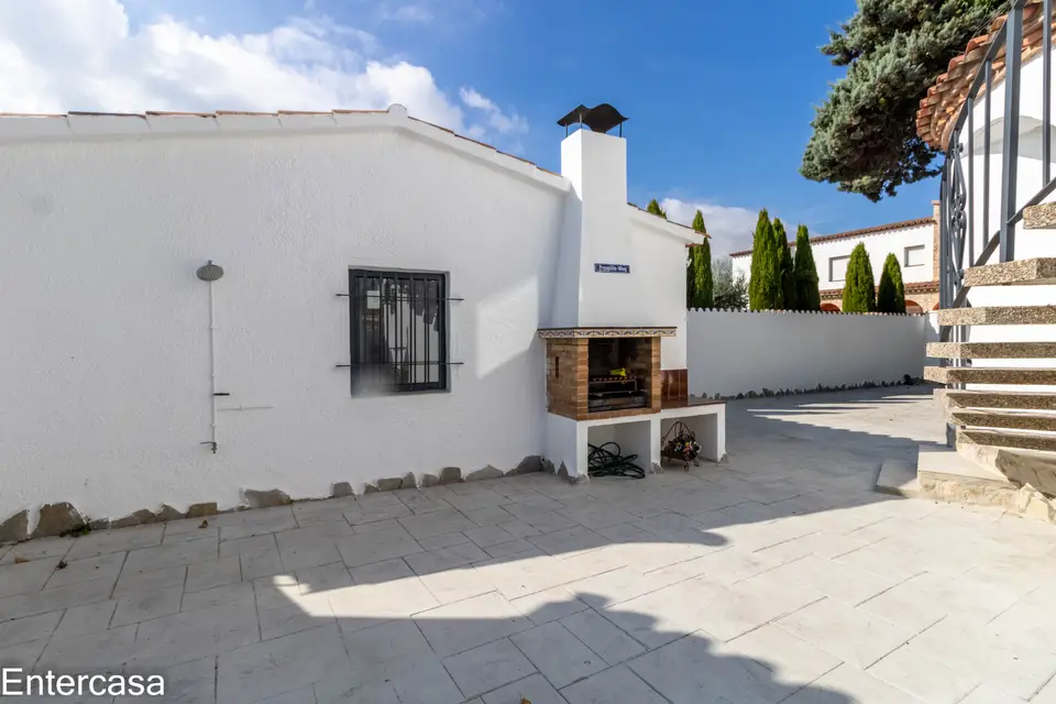 Encantadora casa en Sector Alberes, con piscina privada y garaje. ¡Tu oasis te espera!