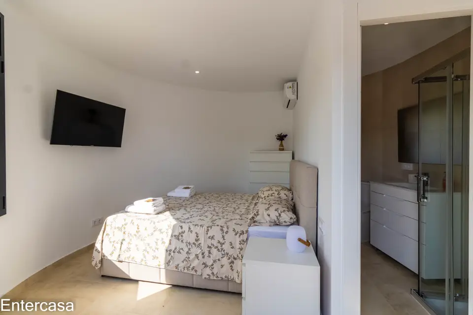 Encantadora casa en Sector Alberes, con piscina privada y garaje. ¡Tu oasis te espera!