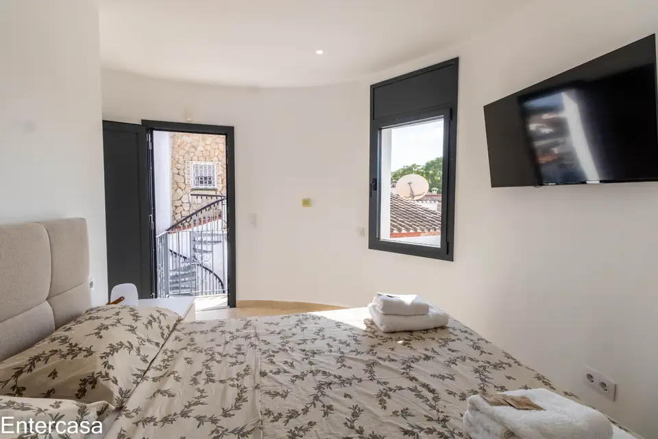 Encantadora casa en Sector Alberes, con piscina privada y garaje. ¡Tu oasis te espera!