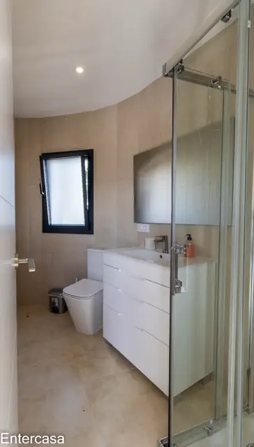 Encantadora casa en Sector Alberes, con piscina privada y garaje. ¡Tu oasis te espera!