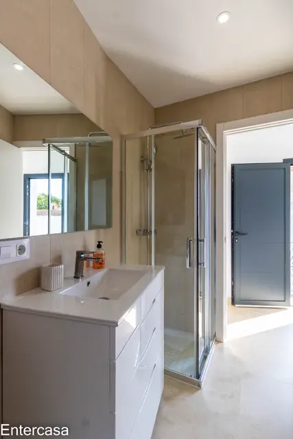 Encantadora casa en Sector Alberes, con piscina privada y garaje. ¡Tu oasis te espera!