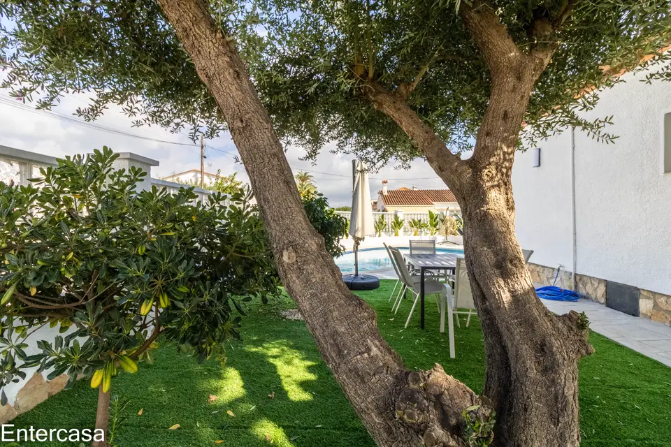 Encantadora casa en Sector Alberes, con piscina privada y garaje. ¡Tu oasis te espera!