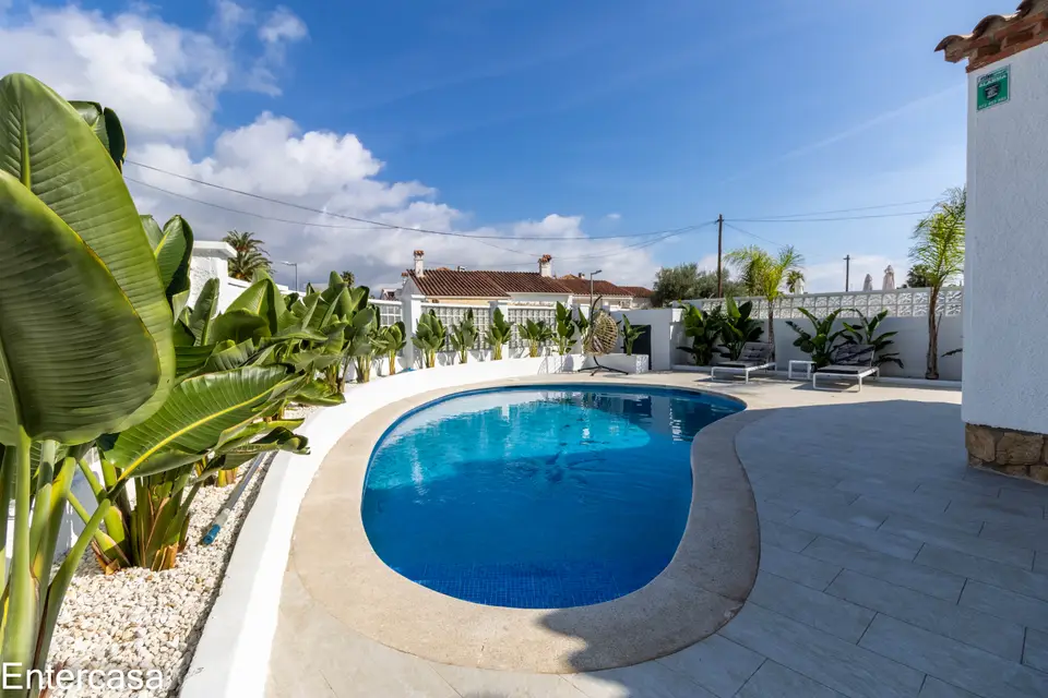 Encantadora casa en Sector Alberes, con piscina privada y garaje. ¡Tu oasis te espera!