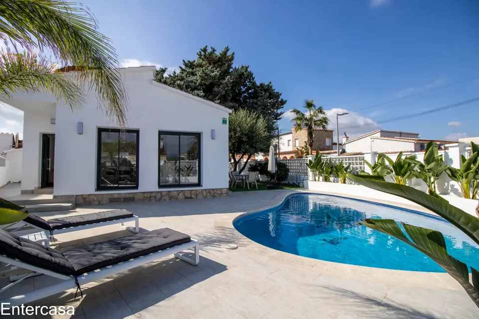 Encantadora casa en Sector Alberes, con piscina privada y garaje. ¡Tu oasis te espera!