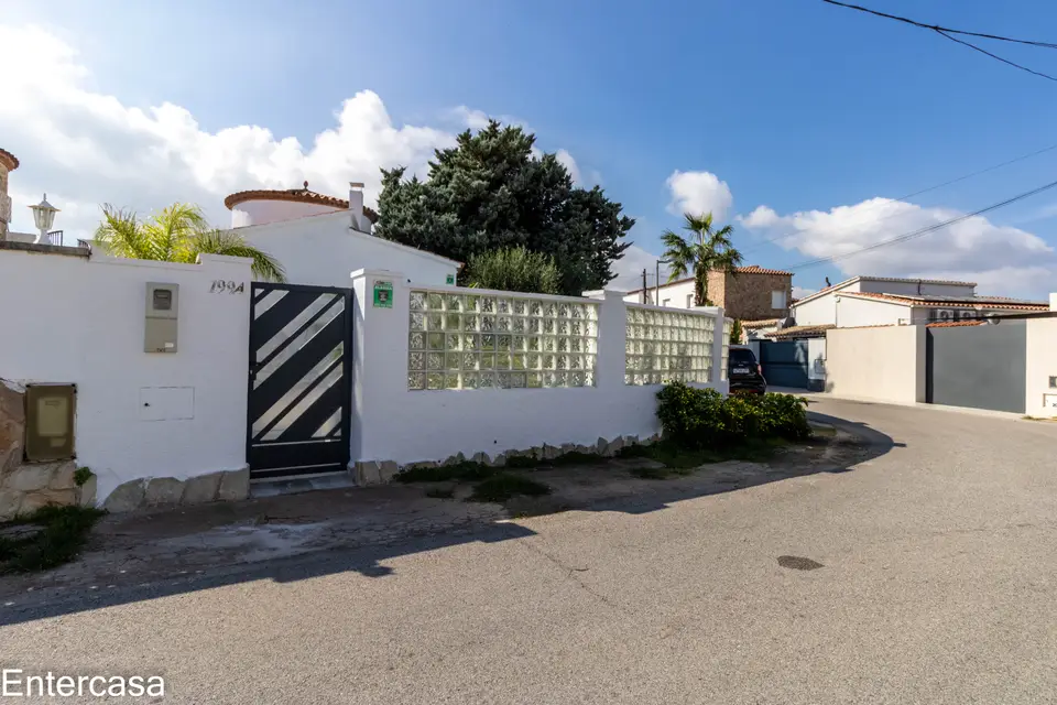 Encantadora casa en Sector Alberes, con piscina privada y garaje. ¡Tu oasis te espera!