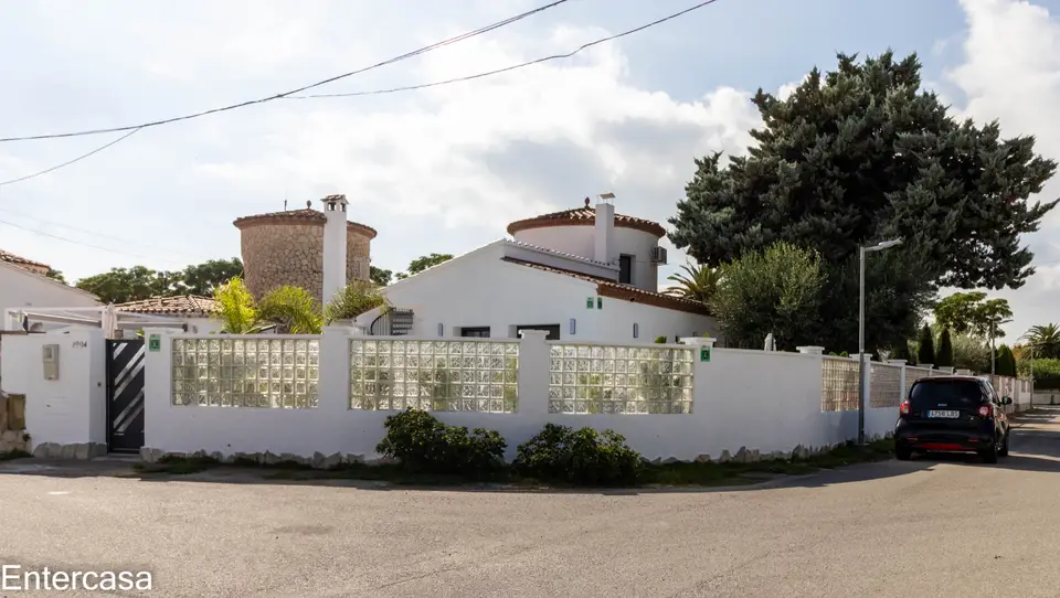Encantadora casa en Sector Alberes, con piscina privada y garaje. ¡Tu oasis te espera!