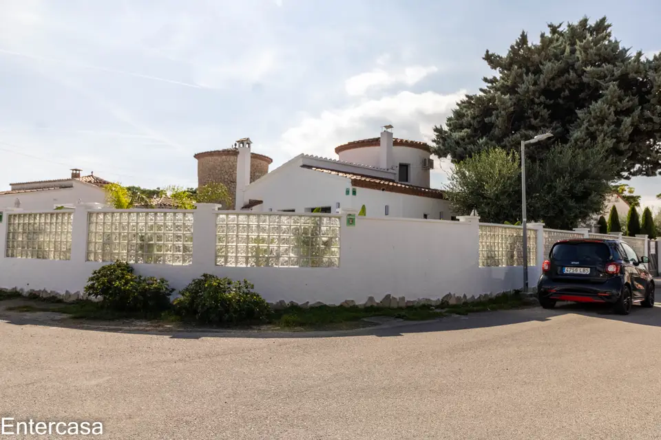 Encantadora casa en Sector Alberes, con piscina privada y garaje. ¡Tu oasis te espera!