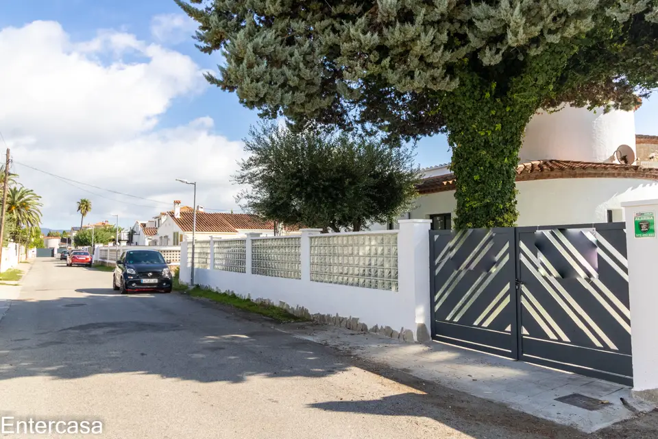 Encantadora casa en Sector Alberes, con piscina privada y garaje. ¡Tu oasis te espera!